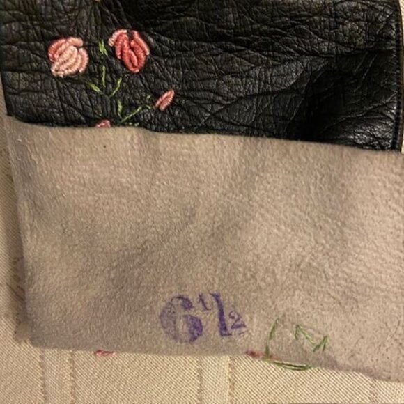 VINTAGE BLACK LEATHER W/ HAND EMBROIDERED FLOWERS - RARE FIND - SIZE 7 - Picture 6 of 7